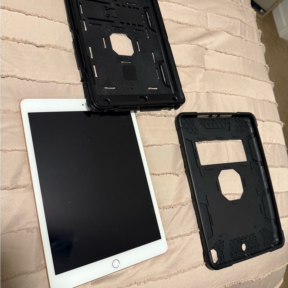 2019 Apple iPad 7th generation with Protective Case